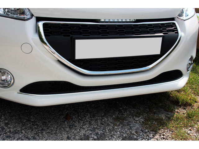 Cornice della griglia radiatore inferiore cromata Peugeot 208 1215  Peugeot 208 phase 2 1519