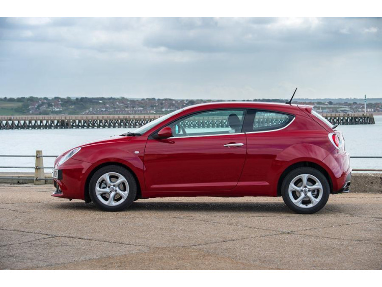 Fascia cromata di contorno inferiore dei vetri laterali Alfa Romeo Mito