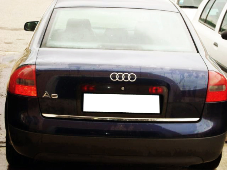 Fascia per bagagliaio cromata Audi A6 S&eacute;rie 2 97-01 Audi A6 S&eacute;rie 2 Avant 97-05 Audi A6 S&eacute;rie 2 Phase 2 01-04 Audi A6 S&eacute;rie 2 Phase 2 Avant 01-05